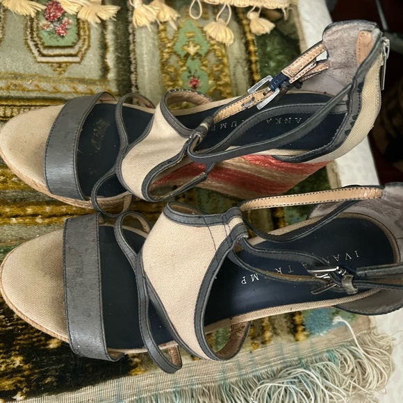 Stylish Beige and Black Wedge Sandals - Picture 3 of 3